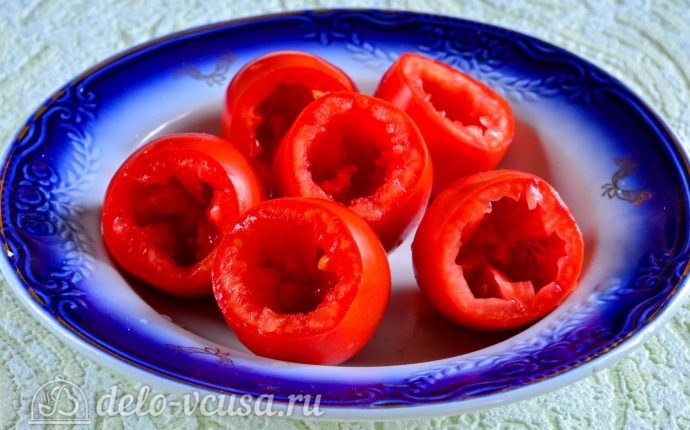 Помидоры фаршированные сыром и чесноком: Вынуть сердцевину