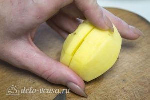 Картошка запеченная в духовке: Сделать в картофелине надрезы