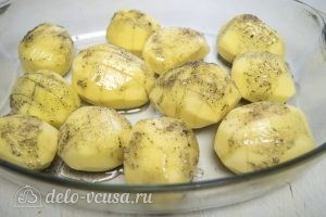 Картошка запеченная в духовке: Смазать картошку маслом