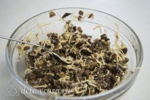 Картофельные зразы с грибами и сыром: Добавить сыр к грибам