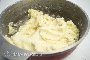 Картофельные зразы с грибами и сыром: Добавить яйцо и муку