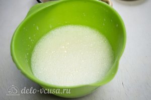 Крем пломбир на сливках: Ввести молоко в массу
