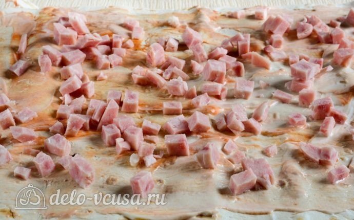 Рулет из лаваша с ветчиной и плавленым сыром: Смазать соусом лаваш и посыпать ветчиной