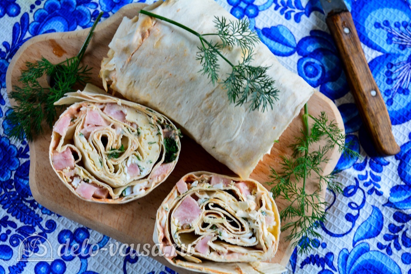 Рулет из лаваша с грудинкой и сыром