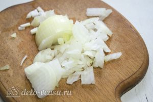 Мясной рулет с грибами и вялеными помидорами: Порезать лук