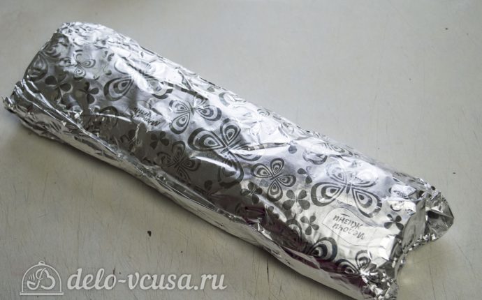 Мясной рулет с грибами и вялеными помидорами: Завернуть рулет в фольгу