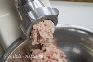 Мясной рулет с грибами и вялеными помидорами: Измельчить фарш