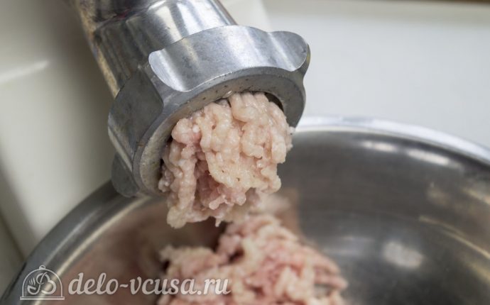 Мясной рулет с грибами и вялеными помидорами: Измельчить фарш