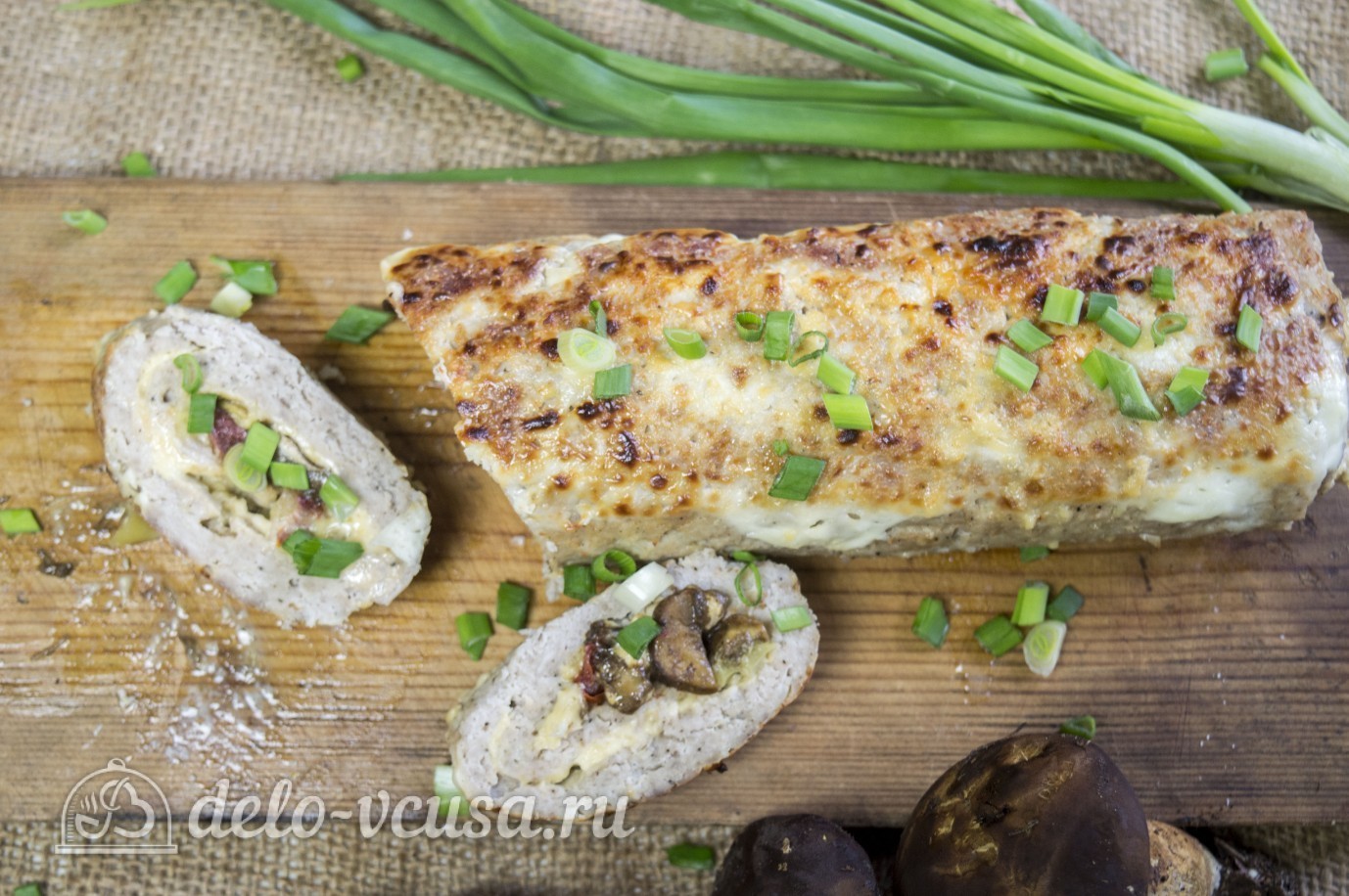 Мясной рулет с грибами и вялеными помидорами