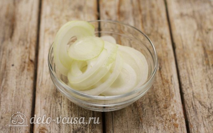 Маринованные огурцы с луком: Порезать лук
