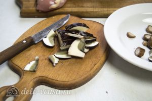 Паста с курицей и грибами: Нарезать грибы