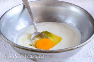 Пицца на сковороде за 10 минут: Добавить яйцо