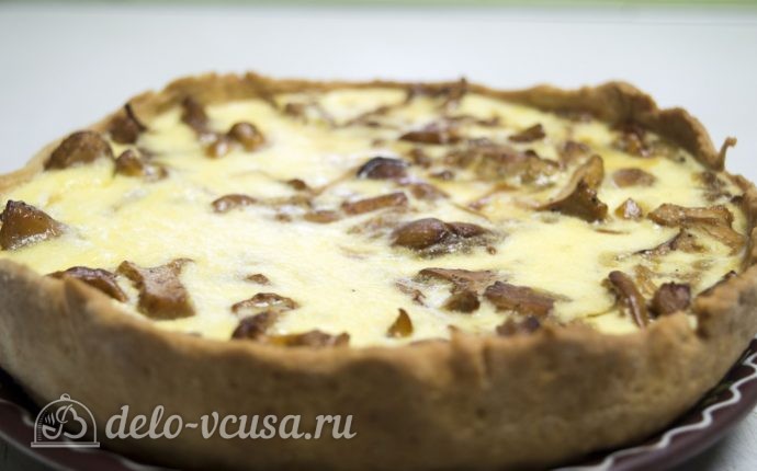 Пирог с лисичками: Переложить пирог на блюдо