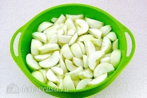 Повидло яблочное с ванилином: Выложить яблоки в соляной раствор