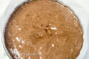 Шоколадный бисквит: Вылить тесто в форму