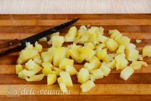 Салат Оливье с колбасой без моркови: Порезать вареную картошку