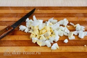 Салат Оливье с колбасой без моркови: Порезать вареное яйцо