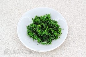 Салат из капусты с зеленью: Измельчить укроп