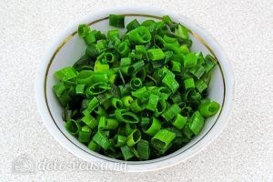Салат из капусты с зеленью: Измельчить зеленый лук