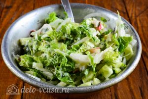 Салат из пекинской капусты и крабовых палочек: Перемешать хорошо салат