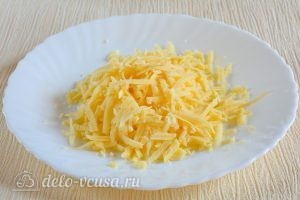 Салат с курицей и ананасами: Натереть сыр