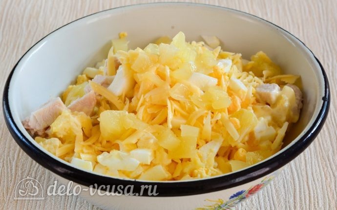 Салат с курицей и ананасами: Сложить ингредиенты в миску