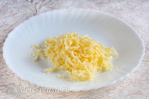 Тарталетки с печенью трески: Натереть плавленый сыр на мелкой терке
