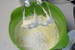 Тыквенный торт с творожным кремом: Взбить масло с сахарной пудрой
