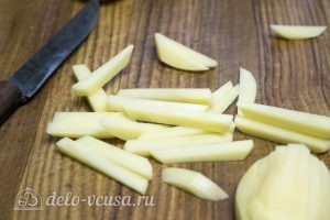 Жареная картошка с лисичками: Нарезать картофель