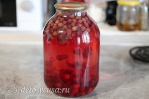 Компот из кизила и винограда на зиму: Залить обратно сироп и закатать крышки