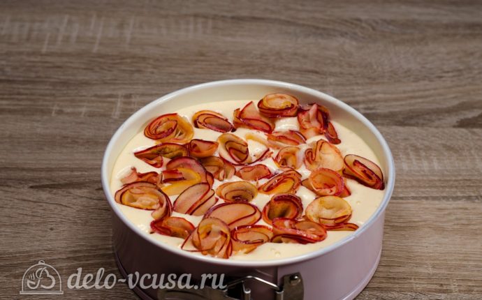 Шарлотка с розами из яблок: Выкладываем слой яблочных роз