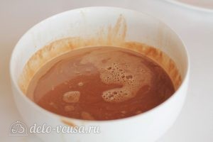 Шоколадный торт с персиками: Подогреть сливки и смешать с шоколадом