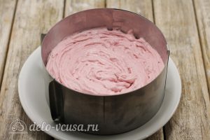 Бисквитный торт с малиной: Выложить крем