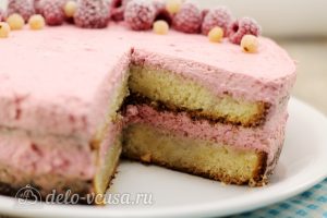 Бисквитный торт с малиной: Украсить ягодами