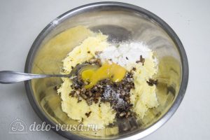 Драники с грибами: Добавьте яйцо и муку
