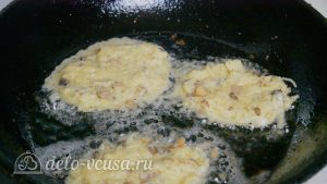 Драники с грибами: Выложите тесто на сковороду