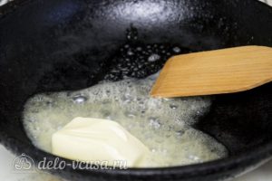 Картофельная запеканка с соусом: Растопить сливочное масло
