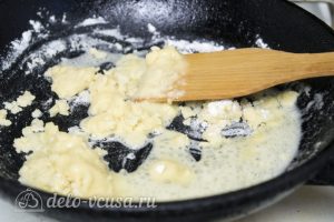 Картофельная запеканка с соусом: Обжаривать муку на масле