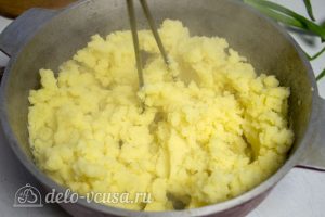 Картофельная запеканка с соусом: Размять картофель в пюре