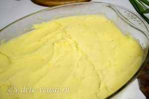 Картофельная запеканка с соусом: Выложить пюре в форму для запекания