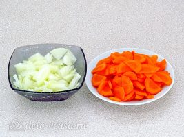 Куриные желудки, тушенные в сметане: Нарезать лук и морковь