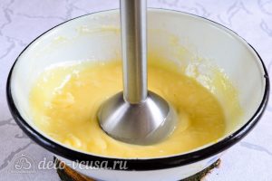Лимонный курд: Взбить крем погружным блендером, чтобы масло идеально перемешалось с кремом