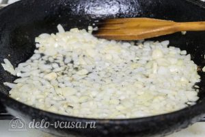 Запеканка из макарон с фаршем и сыром: Обжарить лук