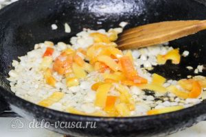 Запеканка из макарон с фаршем и сыром: Добавить перец