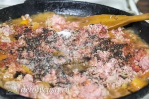 Запеканка из макарон с фаршем и сыром: Добавить томатную пасту и мясной фарш