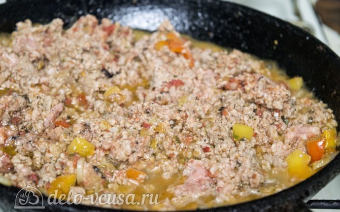 Запеканка из макарон с фаршем и сыром: Тушим соус до готовности