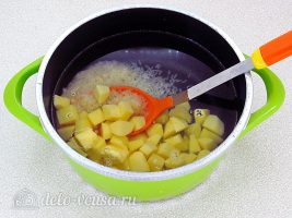 Суп из рыбной консервы с рисом: Варим картошку и рис