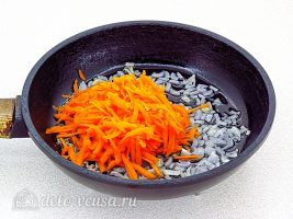 Суп из рыбной консервы с рисом: Добавить морковку