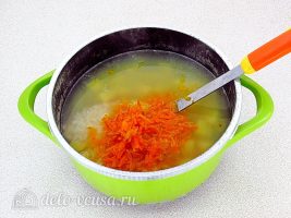 Суп из рыбной консервы с рисом: Добавить в кастрюлю морковь и лук