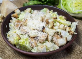 Рецепт салат цезарь с курицей и сухариками